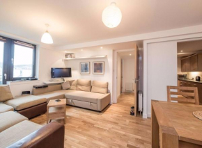  2 Bedroom Apartment off Royal Mile Accommodates 6  Эдинбург